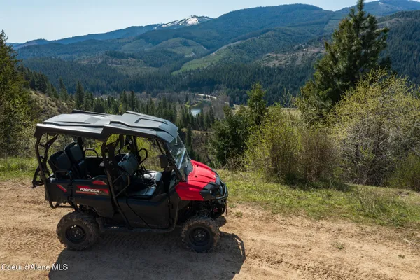 $997,500 | 262 Ac North Side Road, Calder, ID 83808