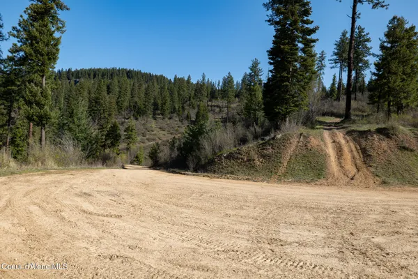 $997,500 | 262 Ac North Side Road, Calder, ID 83808