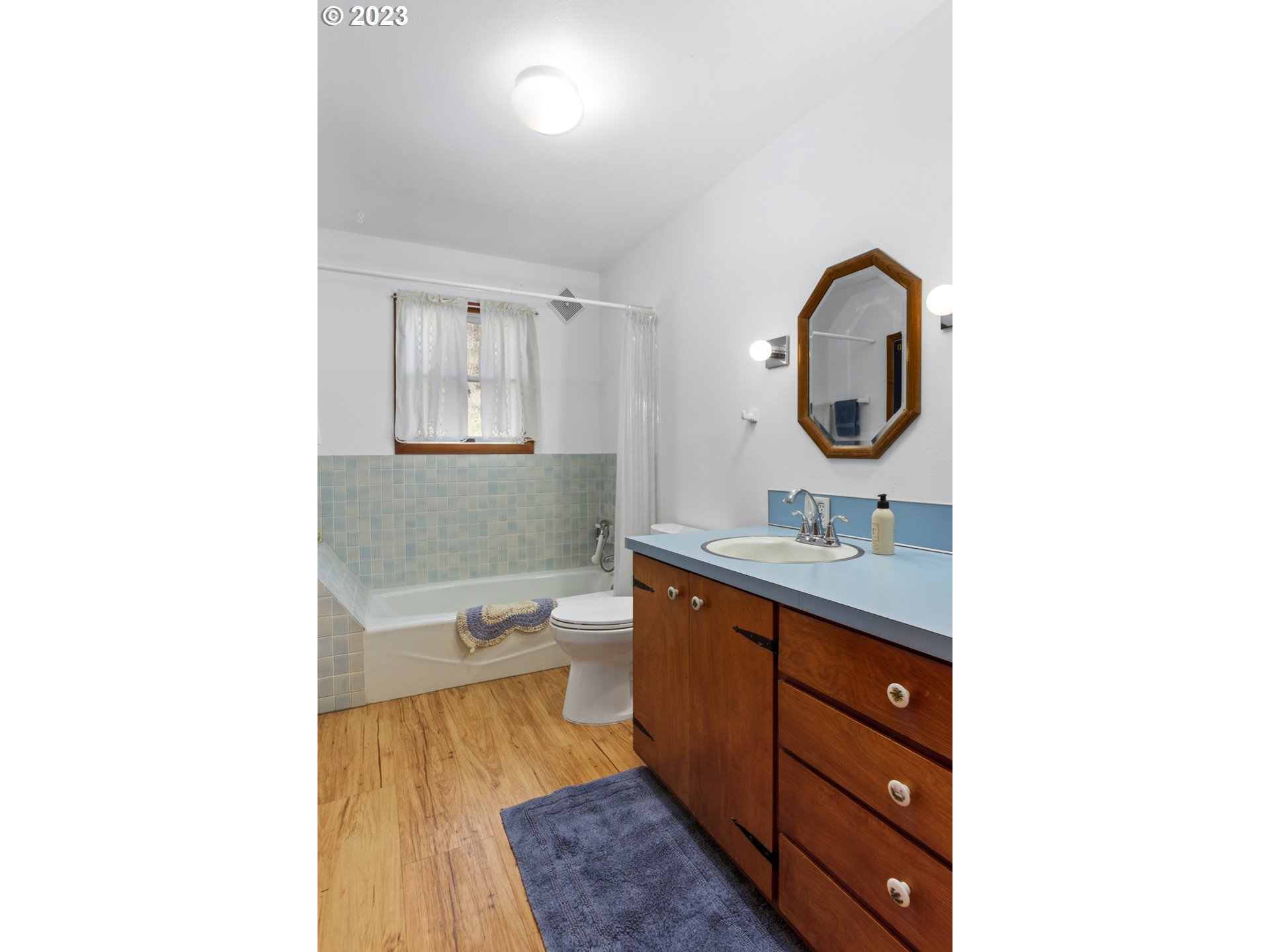 515 Wilson Road Mosier, OR 97040 - Photo 19 of 32 Bathroom