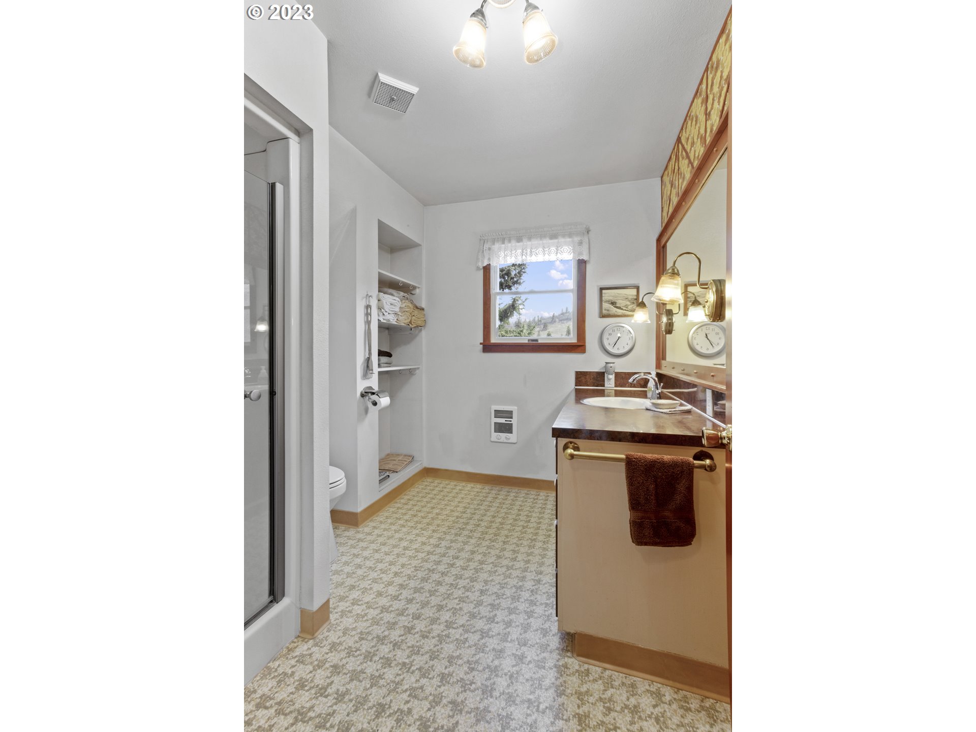 515 Wilson Road Mosier, OR 97040 - Photo 24 of 32 Bathroom