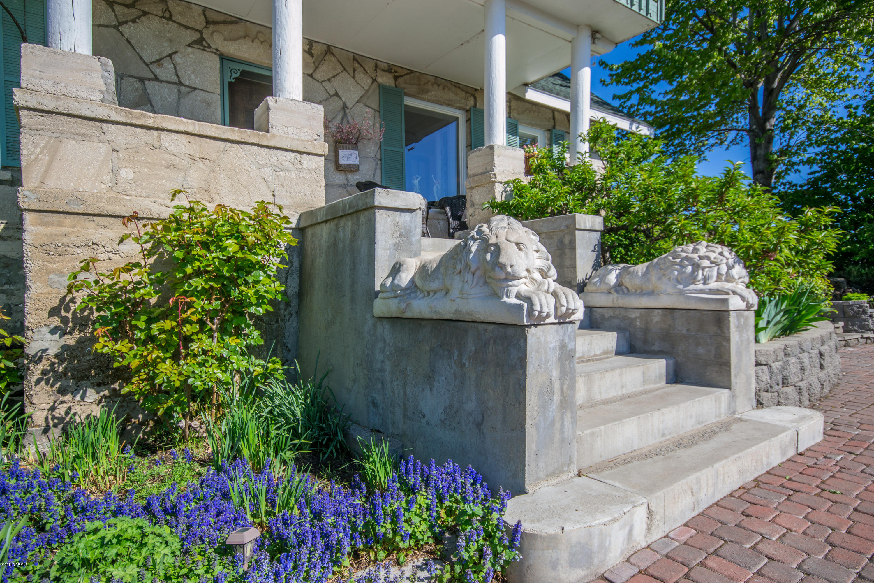 411 North Wickersham Road Yakima, WA 98908 - Photo 3 of 49 a view of a garden in the patio