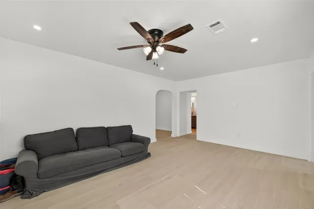 $1,950 | 501 Live Oak Street, Pasadena, TX 77506