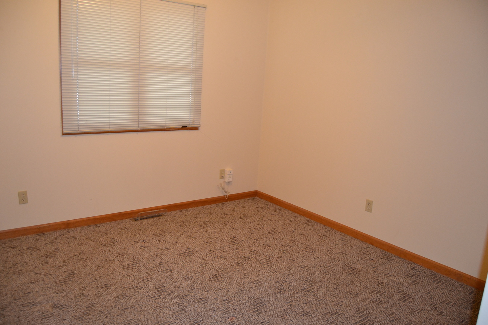 208 Nebraska Street, Unit A Ottawa, IL 61350 - Photo 8 of 14 an empty room with a window