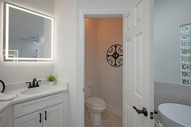 a view of livingroom with furniture and entryway