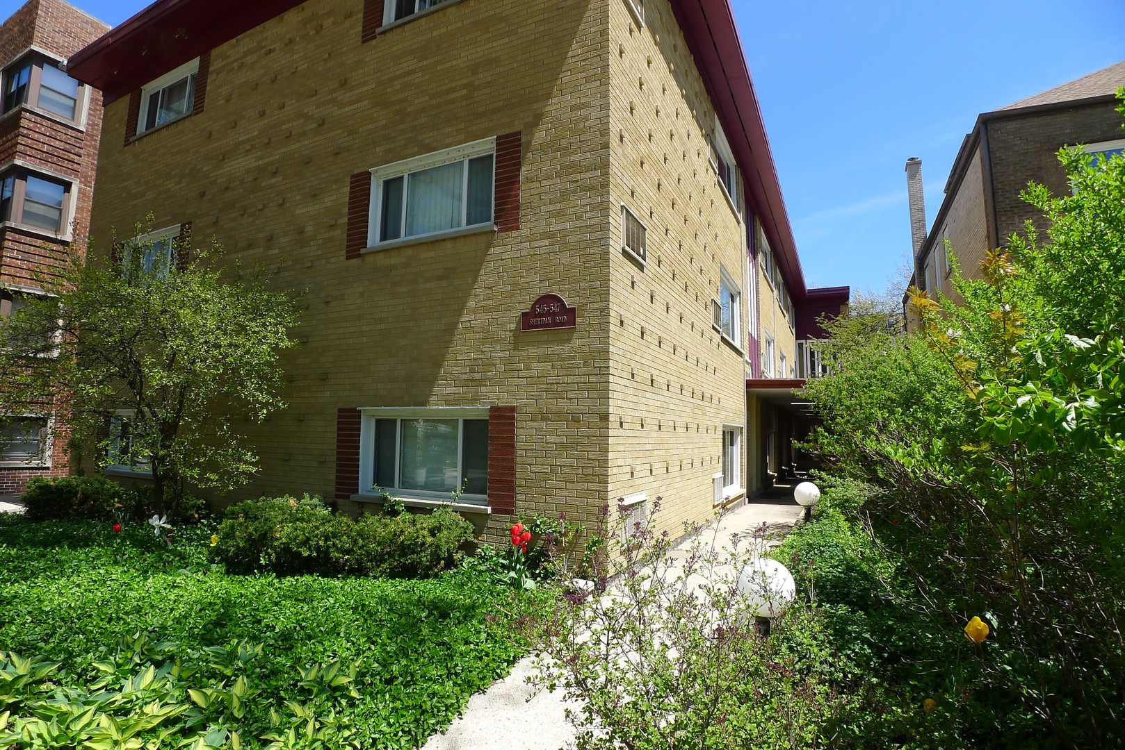 547 Sheridan Road, Unit 1E Evanston, IL 60202 - Photo 1 of 16 front view of a brick house with a yard