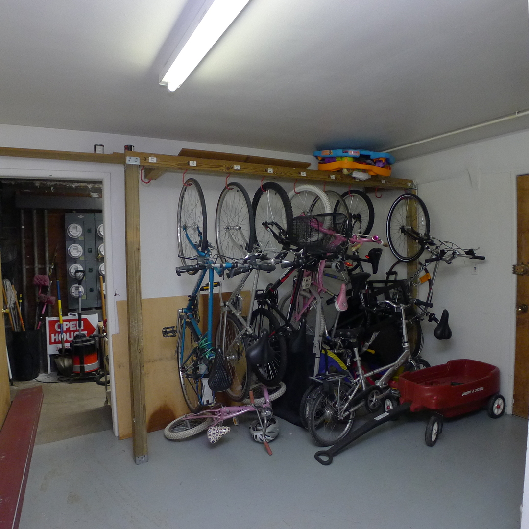 547 Sheridan Road, Unit 1E Evanston, IL 60202 - Photo 12 of 16 a view of a room with gym equipment