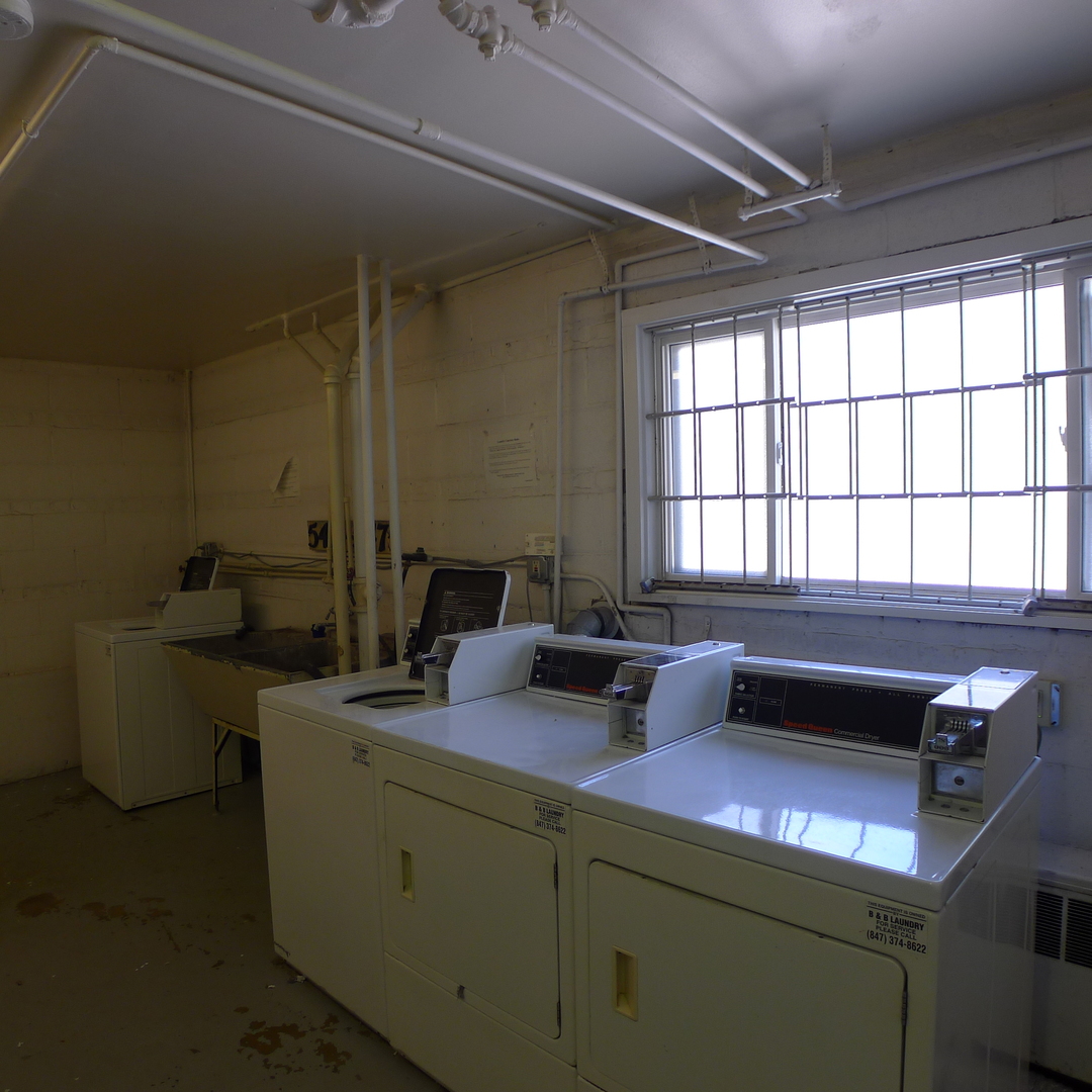 547 Sheridan Road, Unit 1E Evanston, IL 60202 - Photo 13 of 16 a bathroom with a sink and a toilet