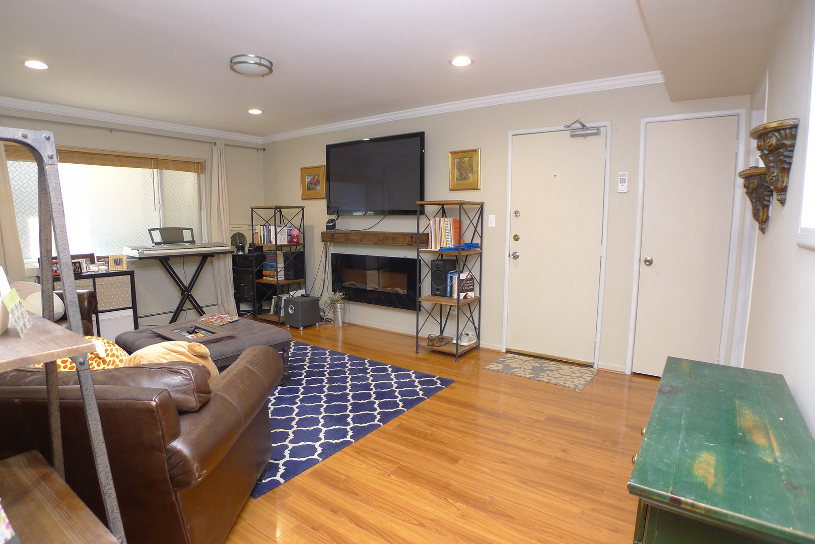 547 Sheridan Road, Unit 1E Evanston, IL 60202 - Photo 4 of 16 a living room with furniture and a flat screen tv