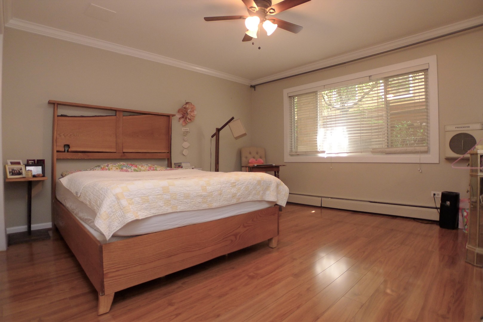 547 Sheridan Road, Unit 1E Evanston, IL 60202 - Photo 8 of 16 a bedroom with a bed and window