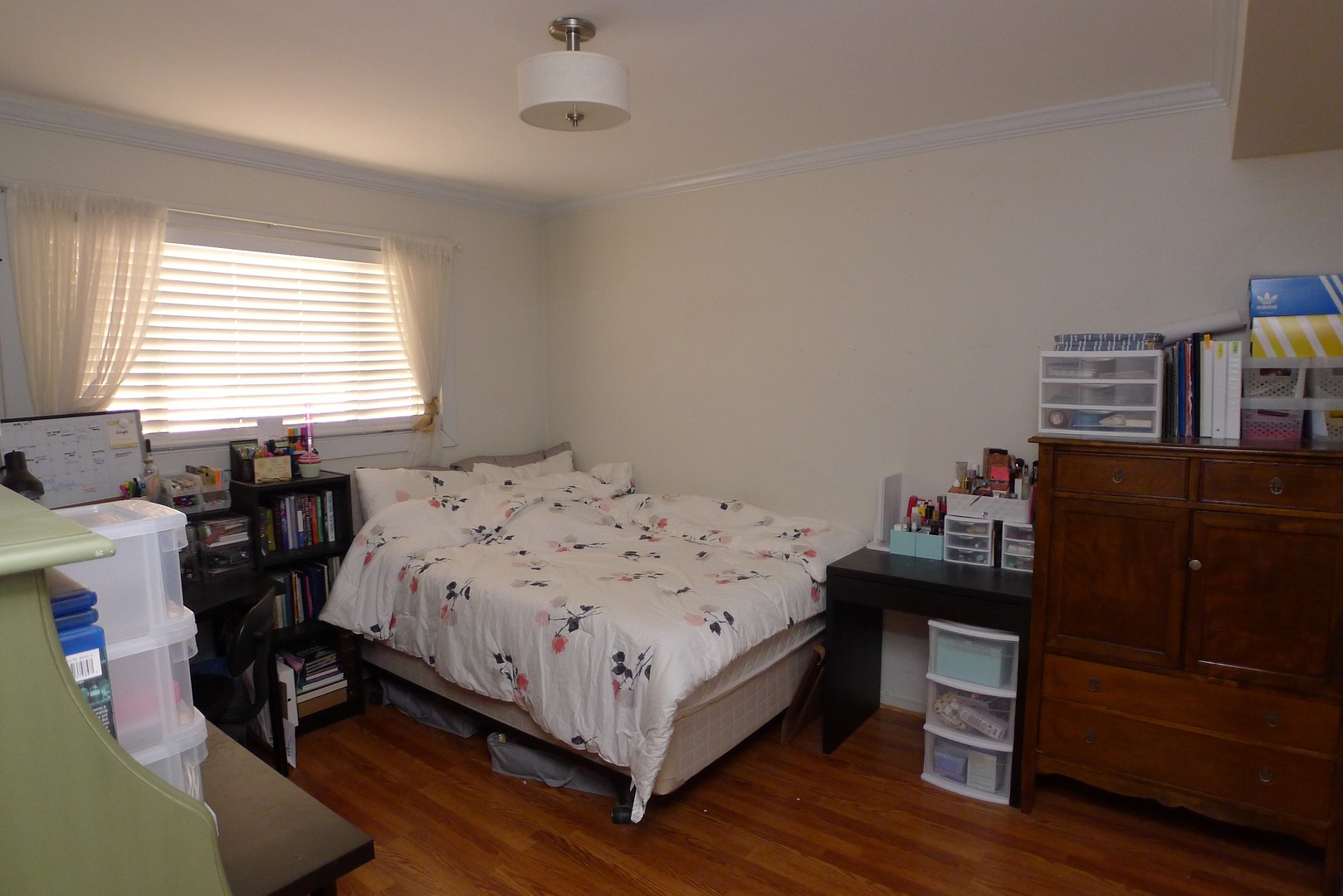 547 Sheridan Road, Unit 1E Evanston, IL 60202 - Photo 9 of 16 a bedroom with a bed and a desk