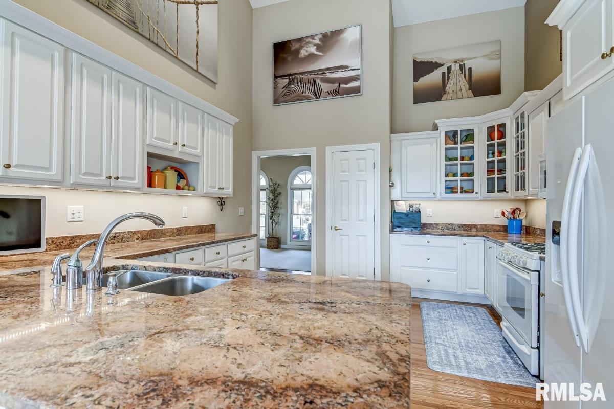 2700 Tartan Way Springfield, IL 62711 - Photo 14 of 47