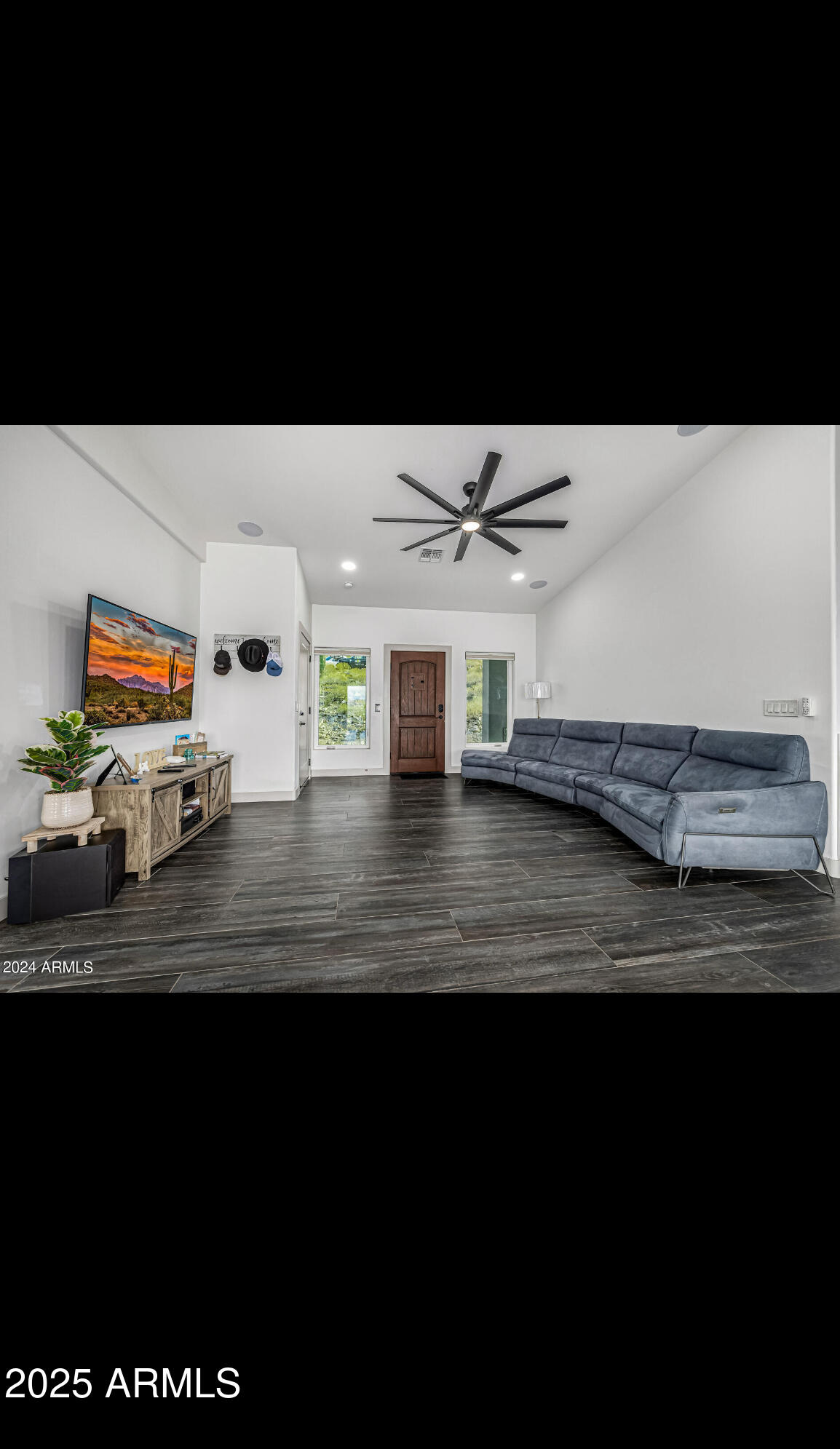 1829 West Cloud Road Phoenix, AZ 85086 - Photo 5 of 18 a view of a living room