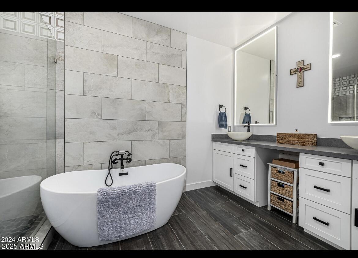 1829 West Cloud Road Phoenix, AZ 85086 - Photo 9 of 18 a bathroom with a tub sink and mirror