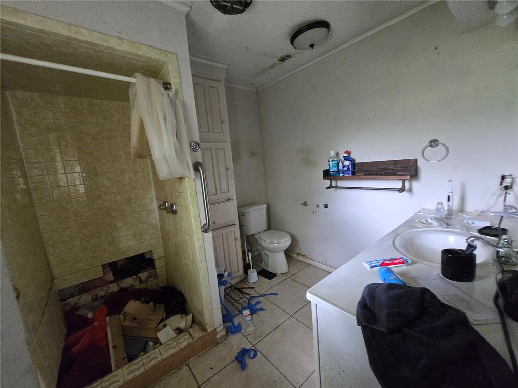 5082 Bennett Road Wylie, TX 75098 - Photo 22 of 26 a bathroom with a sink toilet and shower