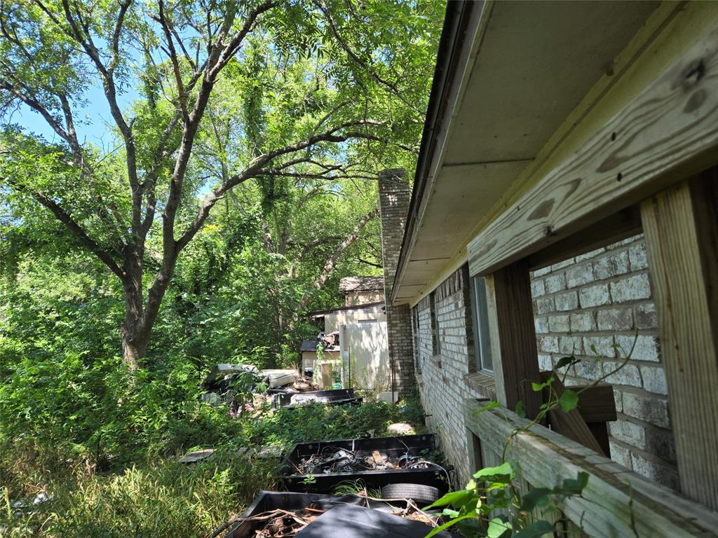 5082 Bennett Road Wylie, TX 75098 - Photo 4 of 26 a backyard of a house with lots of green space