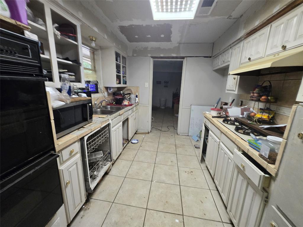 5082 Bennett Road Wylie, TX 75098 - Photo 9 of 26 a kitchen with a stove and a refrigerator