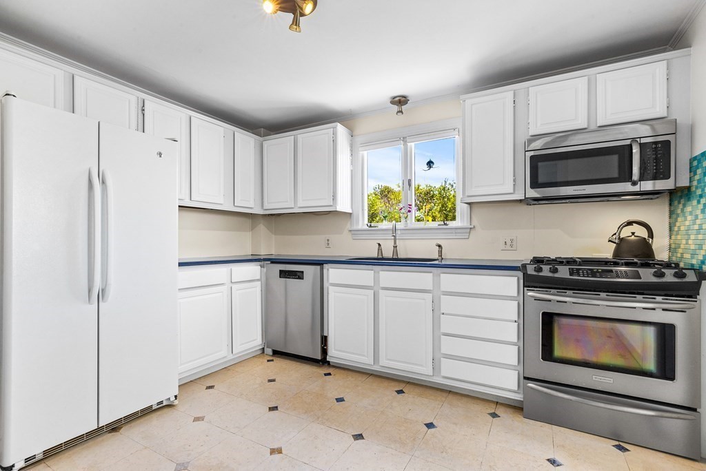 87 Marion Road Scituate, MA 02066 - Photo 6 of 32