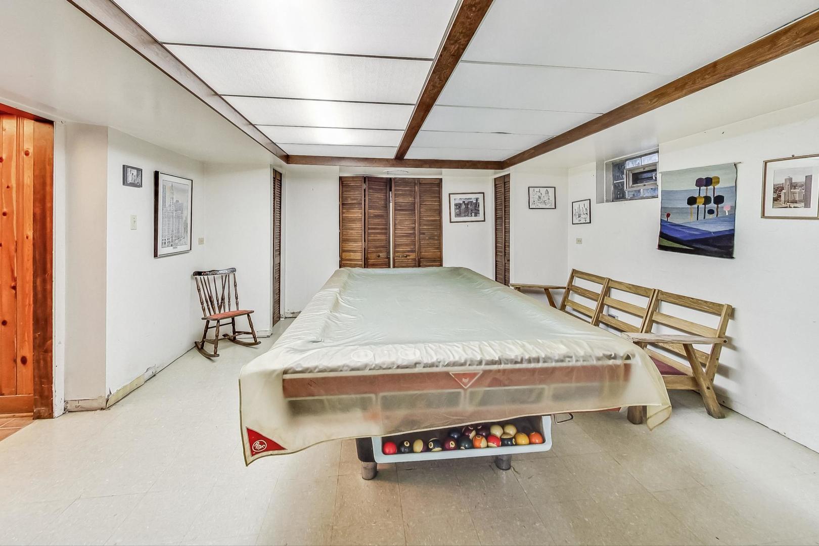 701 East Avenue Park Ridge, IL 60068 - Photo 29 of 37 a room with a bed and a table