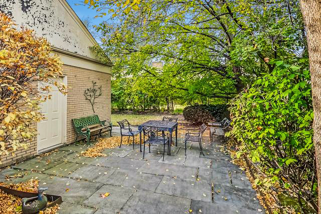 701 East Avenue Park Ridge, IL 60068 - Photo 33 of 37 a view of a tables and chairs in the patio