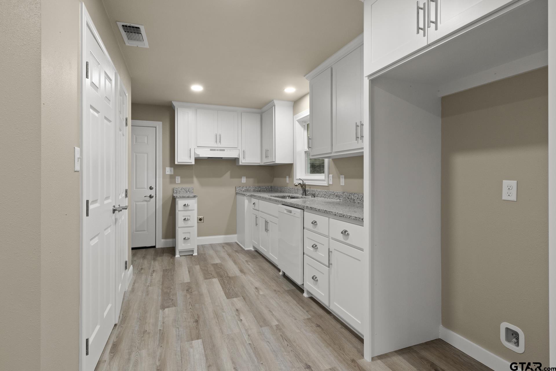 303 Campbell Street Daingerfield, TX 75638 - Photo 5 of 26