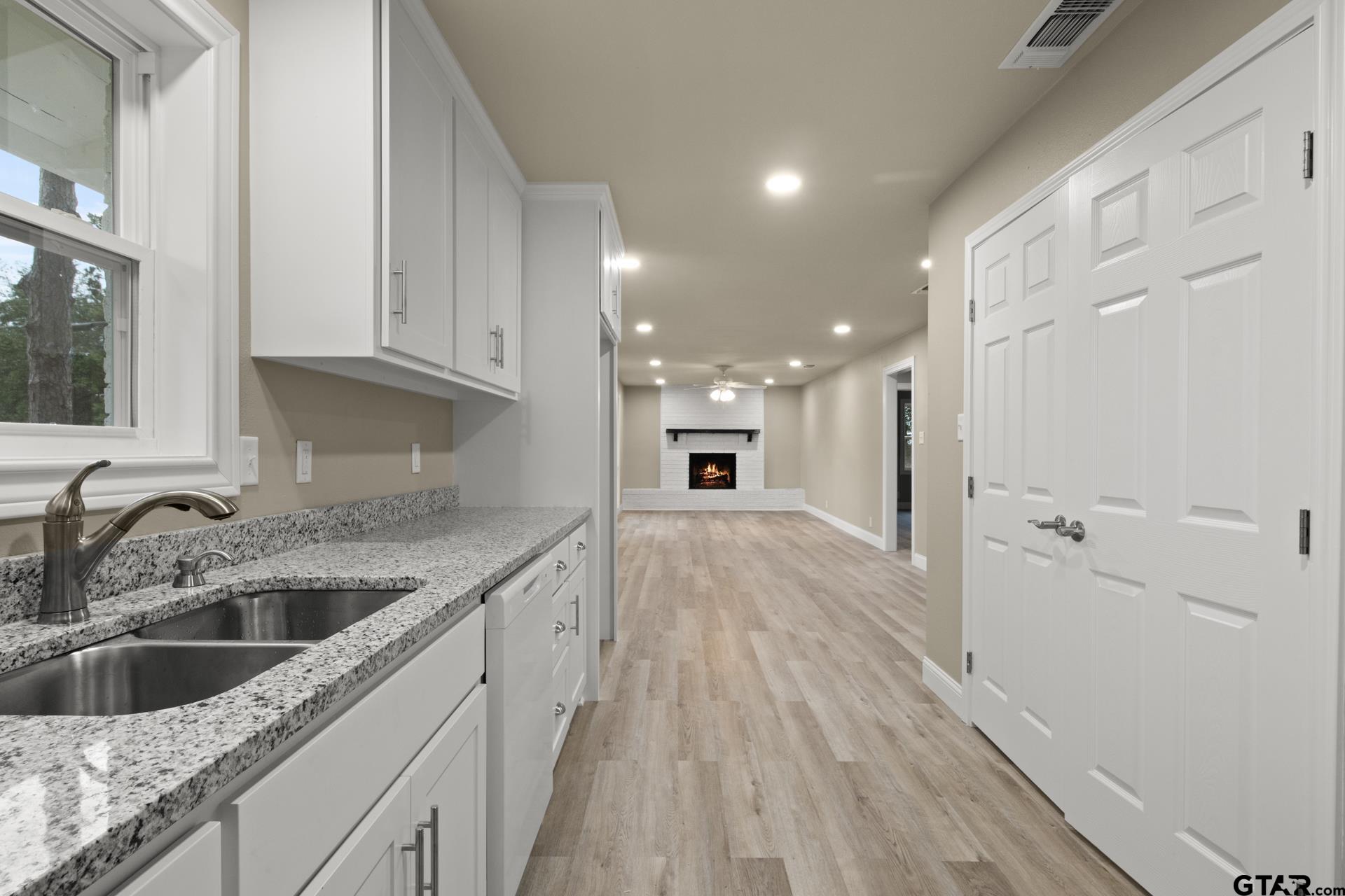 303 Campbell Street Daingerfield, TX 75638 - Photo 7 of 26