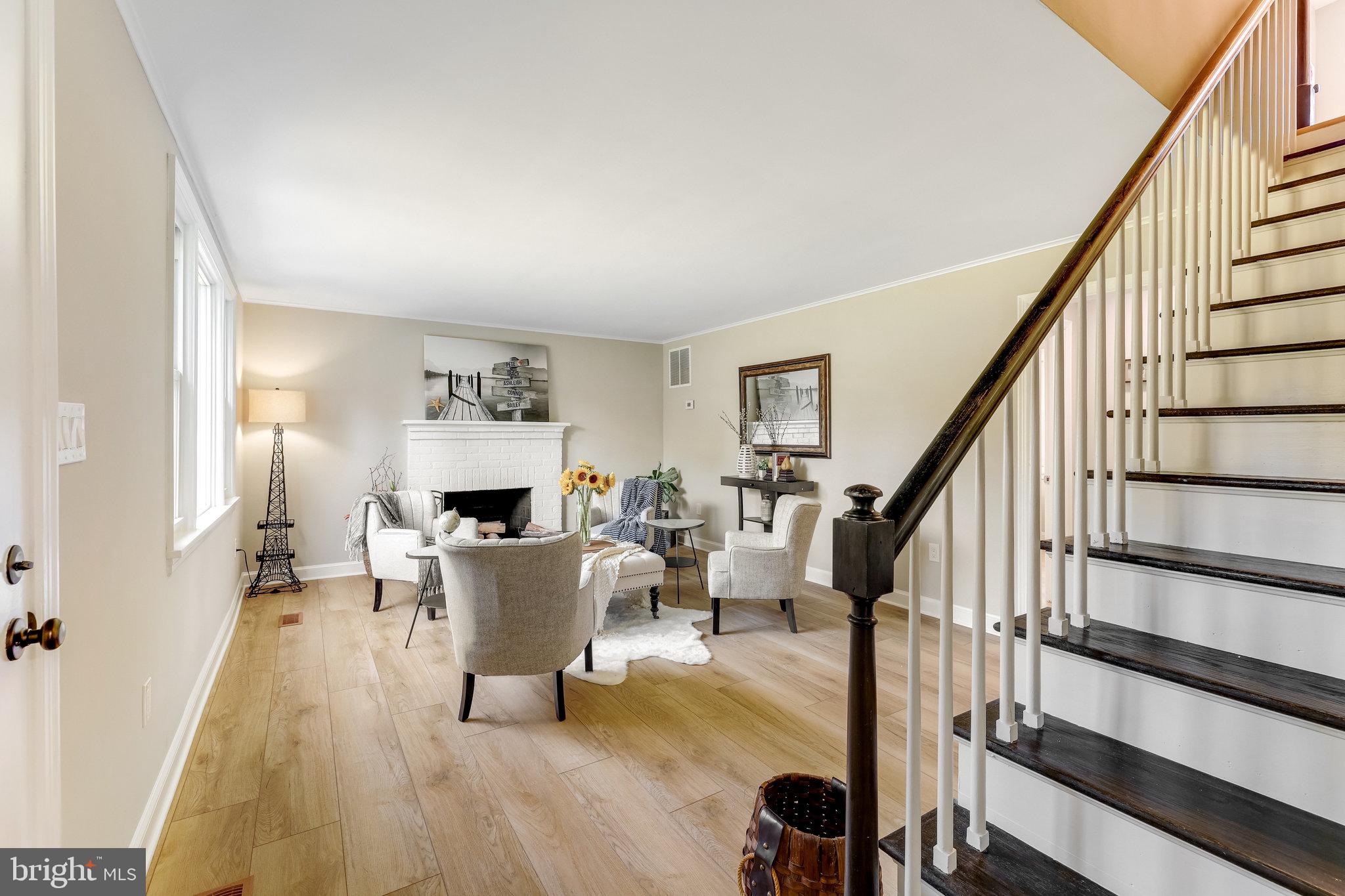 11410 Waples Mill Road Oakton, VA 22124 - Photo 5 of 62 Bright and inviting living space.