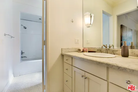 $4,950 | 423 North Palm Drive, Unit 206, Beverly Hills, CA 90210