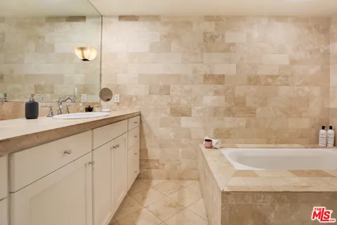 $4,950 | 423 North Palm Drive, Unit 206, Beverly Hills, CA 90210