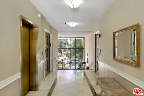 $4,950 | 423 North Palm Drive, Unit 206, Beverly Hills, CA 90210