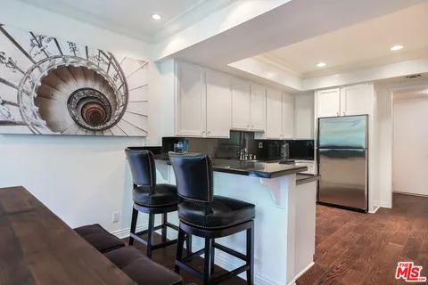 $4,950 | 423 North Palm Drive, Unit 206, Beverly Hills, CA 90210