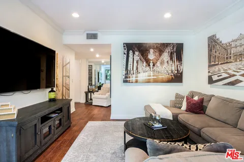 $4,950 | 423 North Palm Drive, Unit 206, Beverly Hills, CA 90210