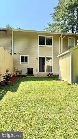 a view of yard with green space