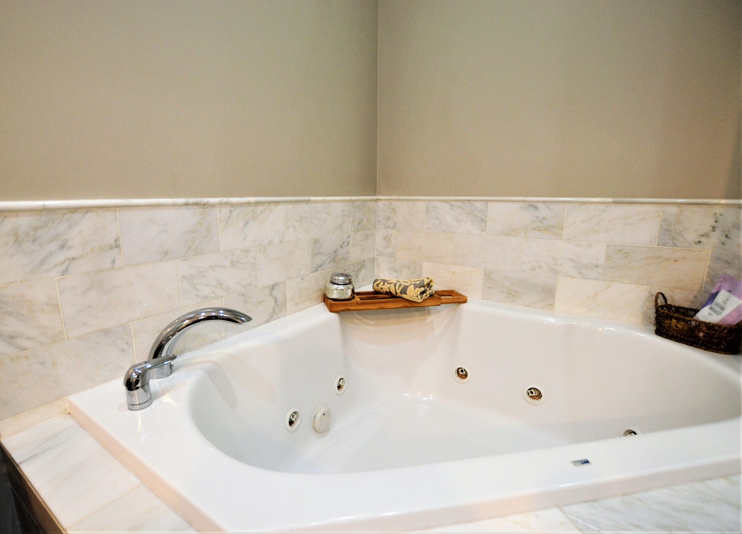 2900 West Irving Park Road, Unit 404 Chicago, IL 60618 - Photo 19 of 26 a bathroom with a bathtub