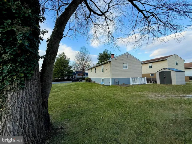 a view of a house with a yard