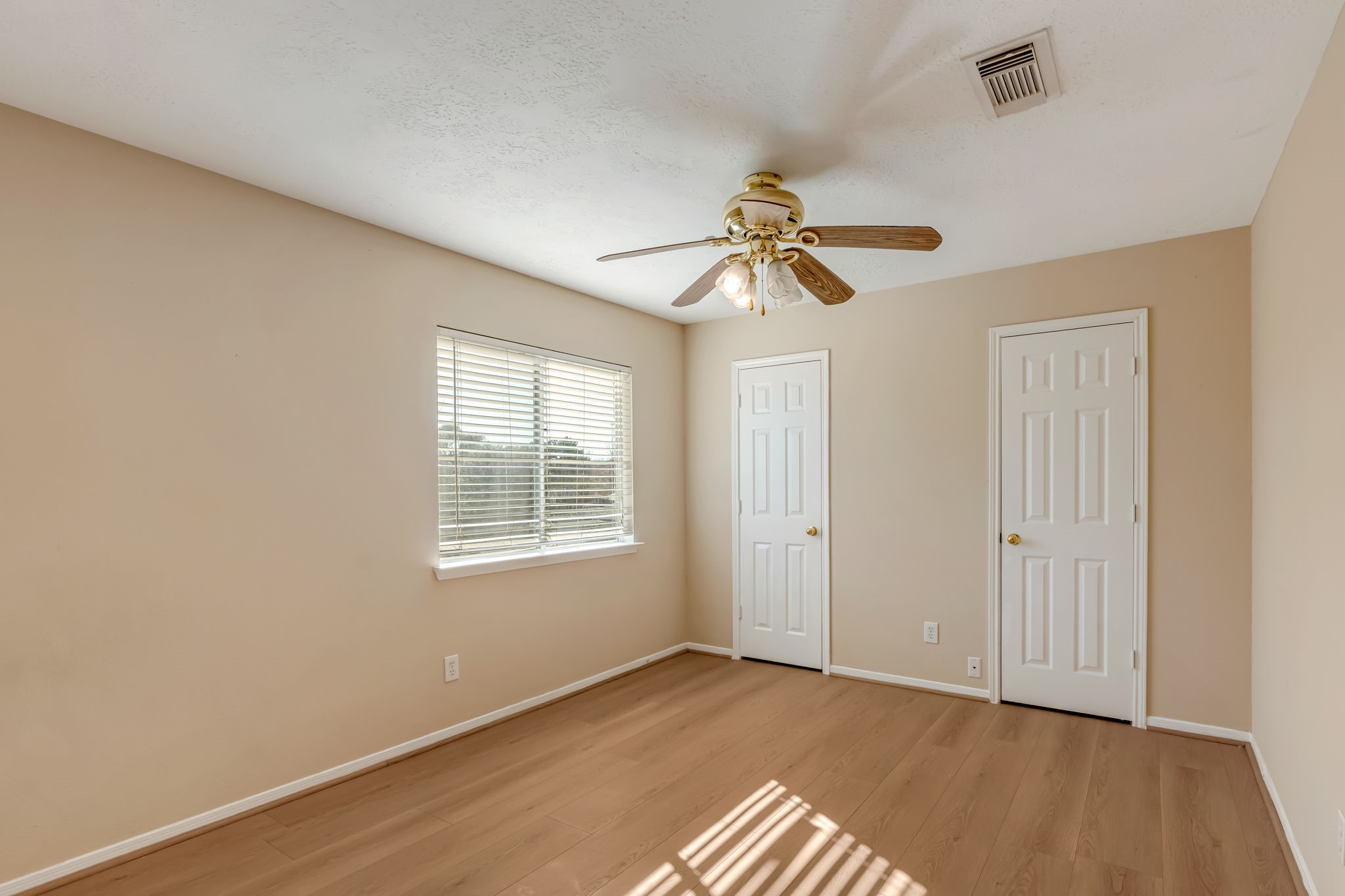 914 Chapwood Court Spring, TX 77373 - Photo 16 of 22 a view of an empty room with a window and a dresser