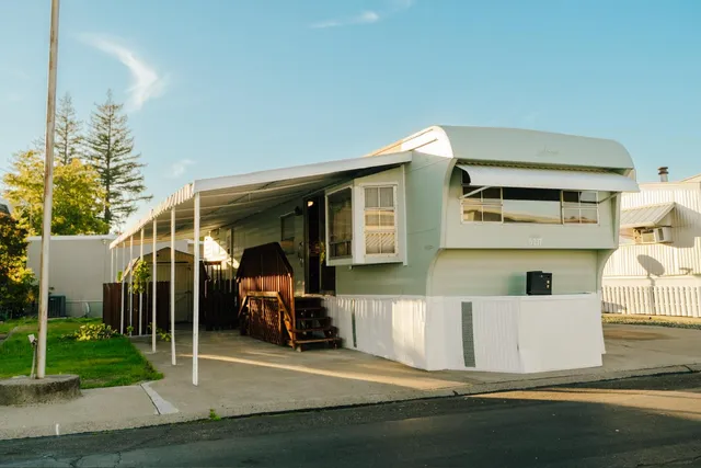 a view of a house with backyard and garden