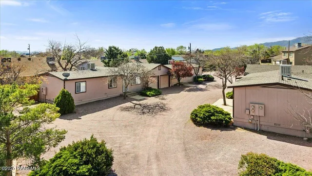 a view of a backyard