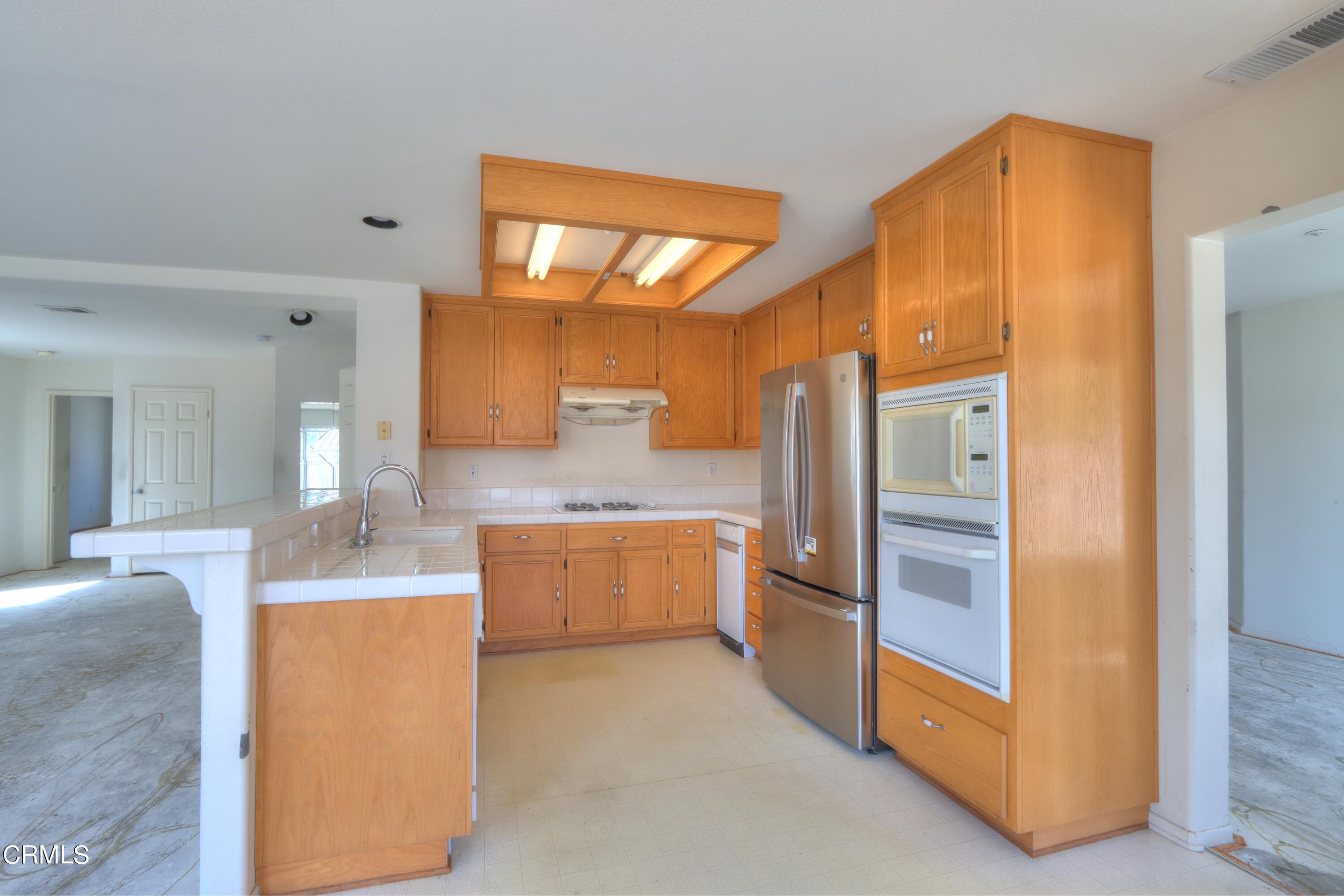 612 Perth Place Oxnard, CA 93035 - Photo 5 of 23 E