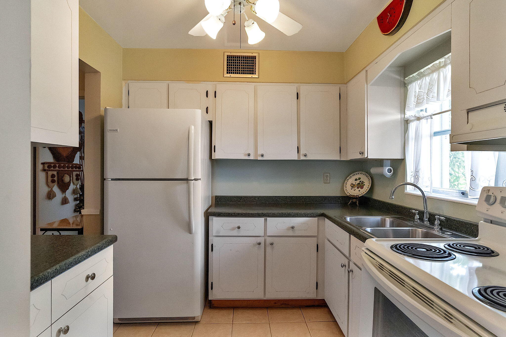 728 Ridge Road, Unit 24 Lantana, FL 33462 - Photo 14 of 24 Kitchen