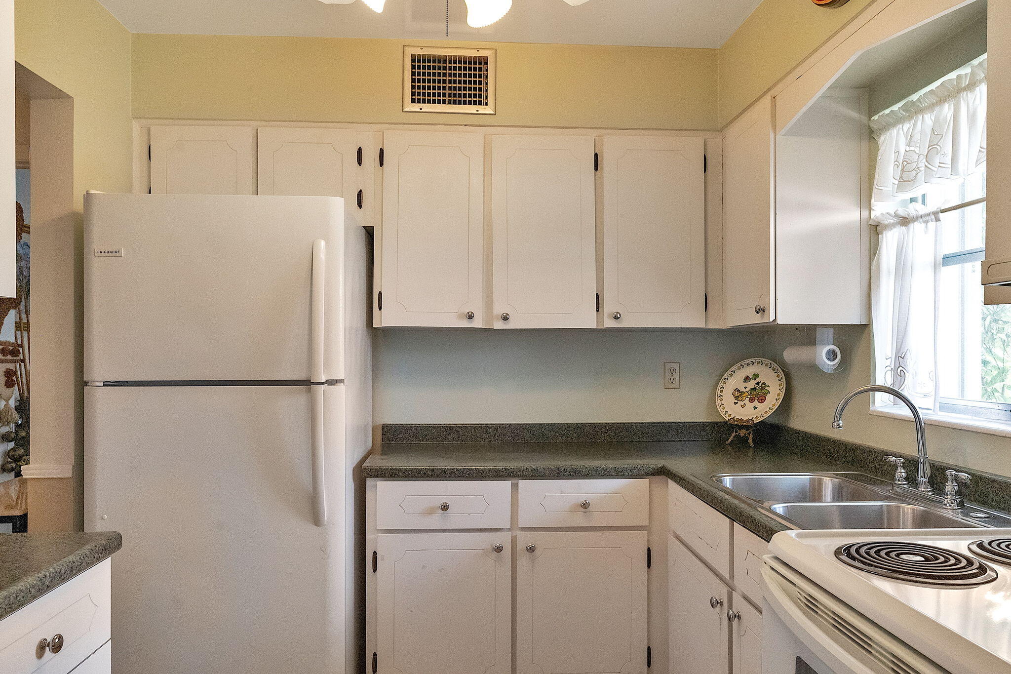 728 Ridge Road, Unit 24 Lantana, FL 33462 - Photo 15 of 24 Kitchen