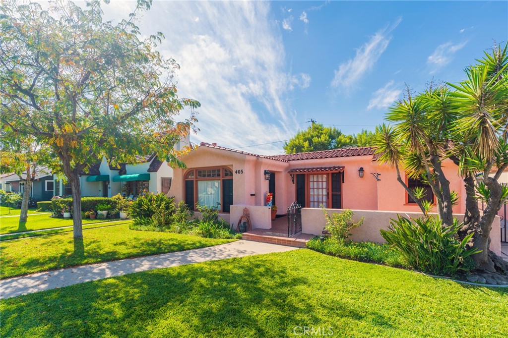 405 North Janss Street Anaheim, CA 92805 - Photo 3 of 33 a front view of house with yard and green space