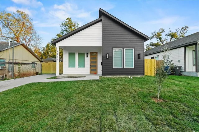 a view of a house with backyard and garden