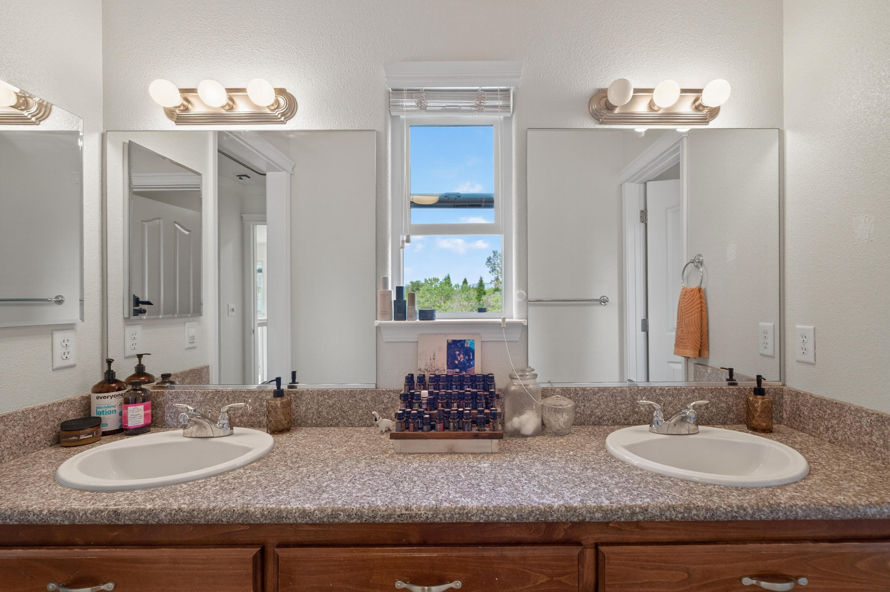 2090 Tuscany Way Redding, CA 96003 - Photo 22 of 37 a bathroom with double vanity sinks and a mirror