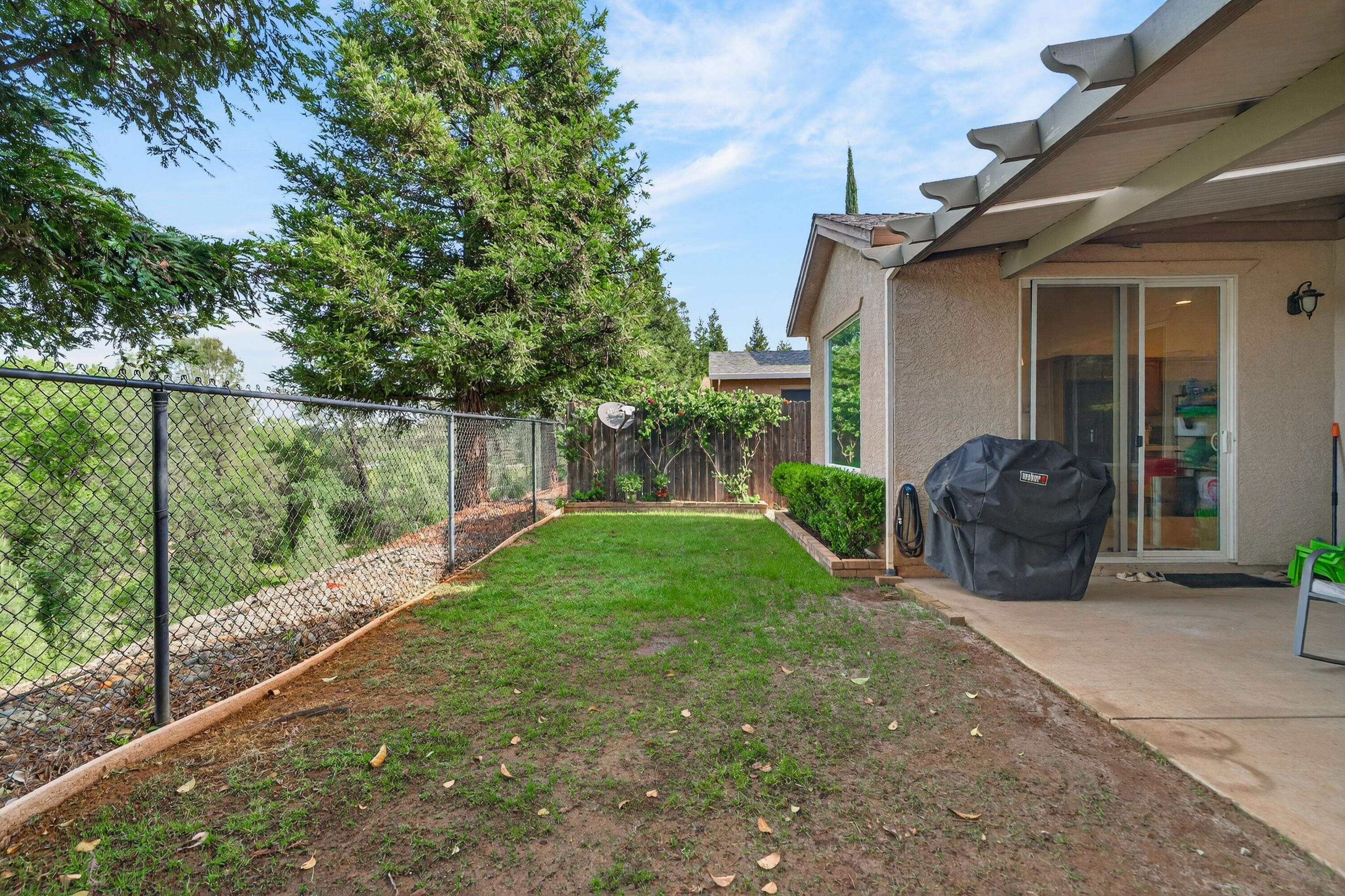 2090 Tuscany Way Redding, CA 96003 - Photo 34 of 37 a view of a back yard of the house