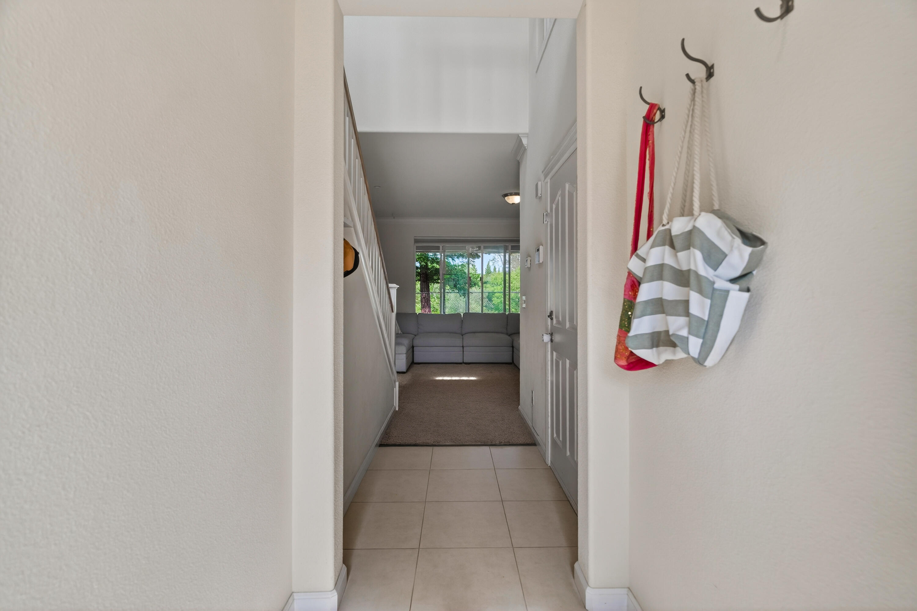 2090 Tuscany Way Redding, CA 96003 - Photo 5 of 37 a view of entryway