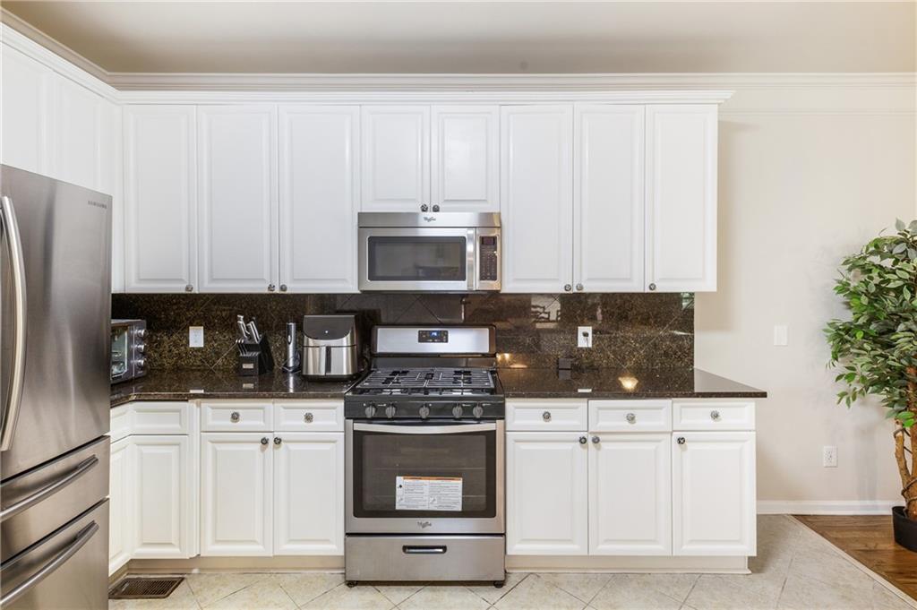 247 Water Oak Place Milton, GA 30009 - Photo 10 of 39