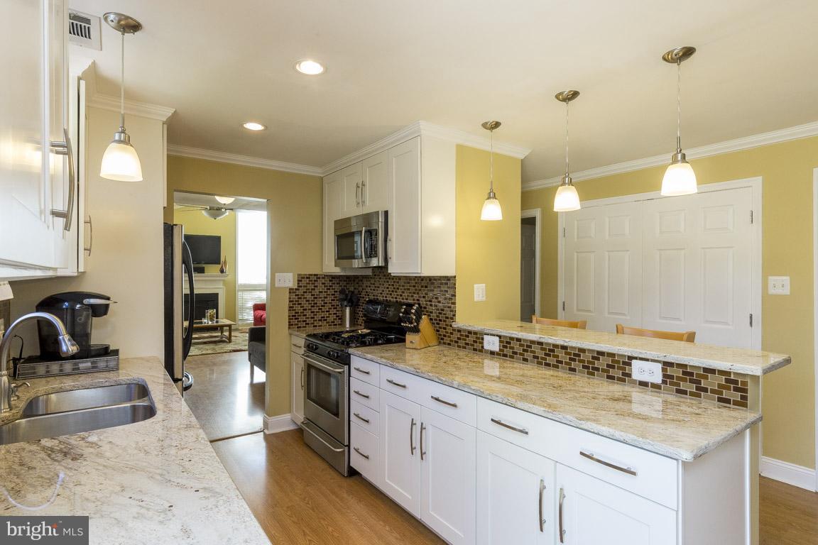 166 Magnolia Road Sterling, VA 20164 - Photo 11 of 28 Kitchen
