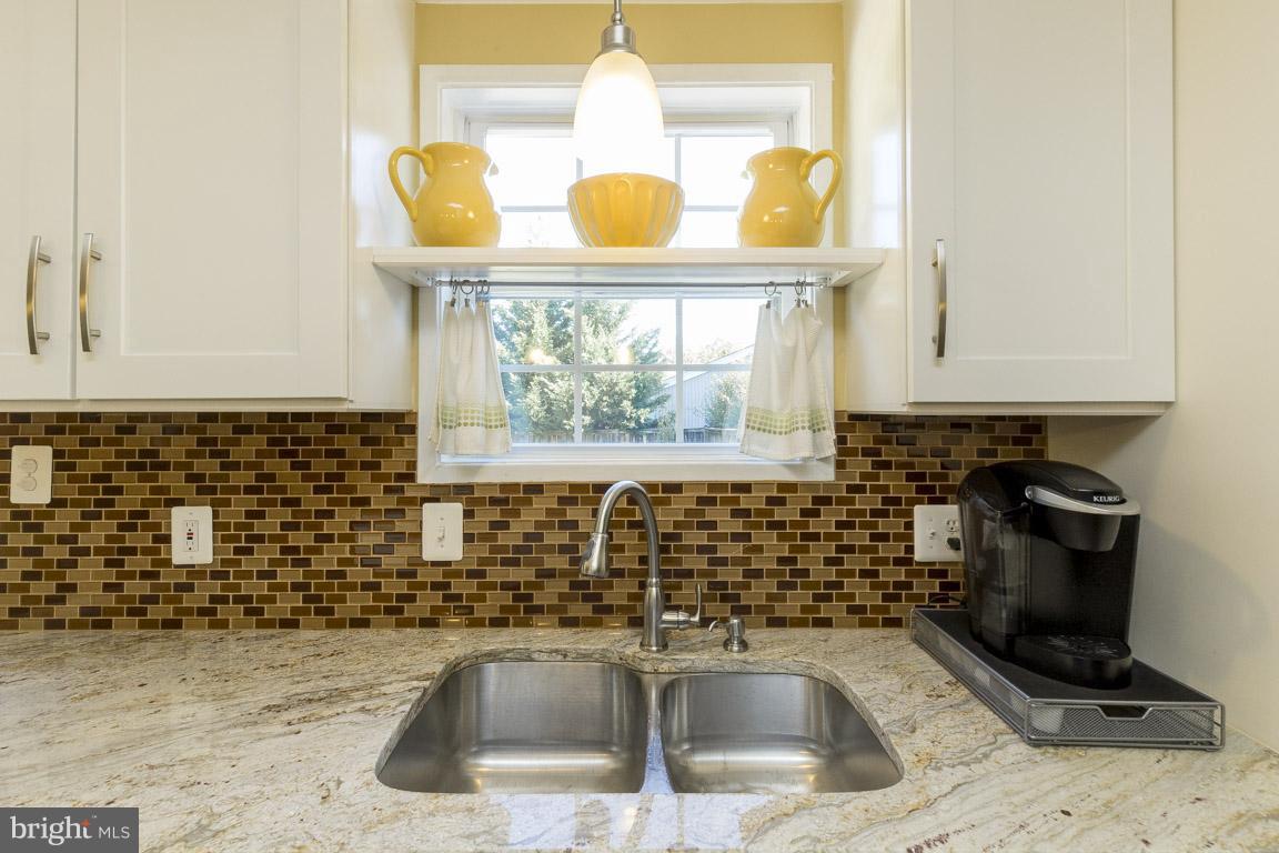166 Magnolia Road Sterling, VA 20164 - Photo 13 of 28 Kitchen