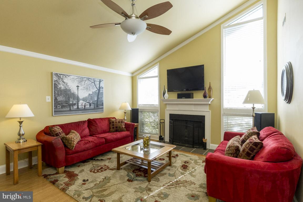 166 Magnolia Road Sterling, VA 20164 - Photo 5 of 28 Living Room