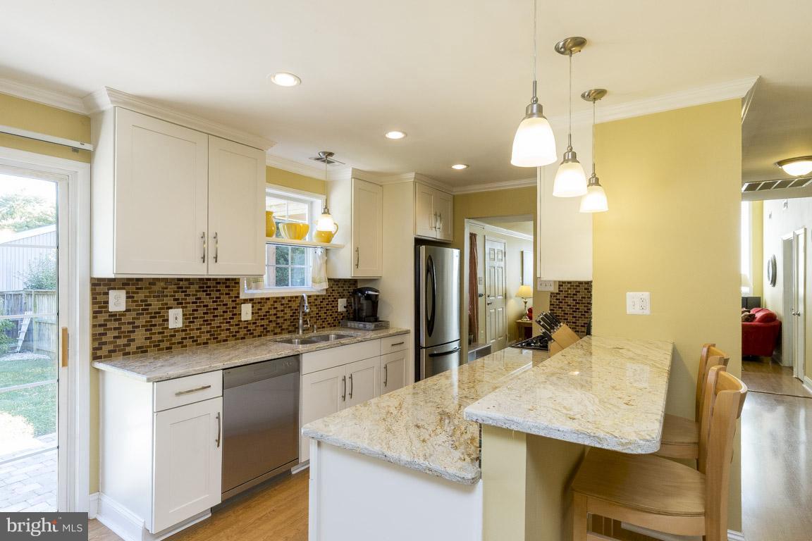 166 Magnolia Road Sterling, VA 20164 - Photo 8 of 28 Kitchen
